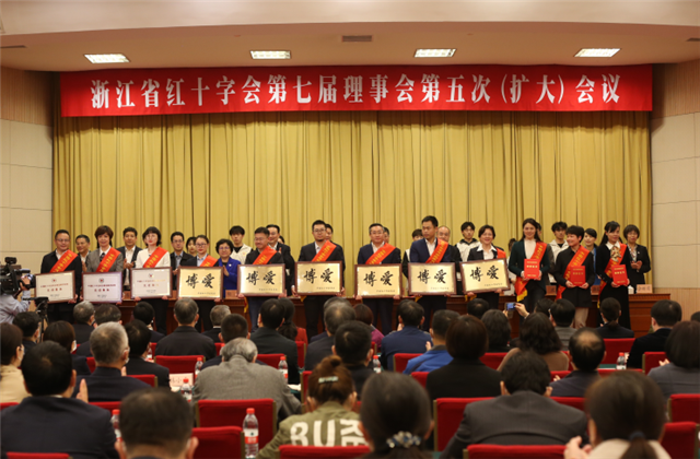 尊龙时凯获中国红十字总会表彰 省委组织部长颁奖